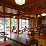 Kyombokkun - 古民家を韓流テイストに改装した店内。
