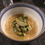 神戸牛すき焼き 肉の寿司　肉邸 金山 - 牛骨スープから作り上げる冷麺のスープは自家製のブレンド酢とともにいただきます。