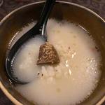 神戸牛すき焼き 肉の寿司　肉邸 金山 - 牛骨（げんこつ）スープのコムタン