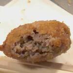 神戸牛すき焼き 肉の寿司　肉邸 金山 - まるで牛カツを食べているような上質の脂がほとばしるメンチカツ