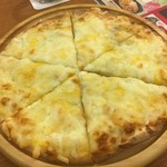 銀座ライオン - 6種のチーズのおつまみピザ。濃厚な味わいがビールともよく合います。
