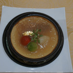 トゥ・ラ・ジョア - ハンマーヘッド（サメ）のフカひれ、夏野菜の熱々鍋