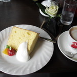 Cafe Rire - 柚子シフォンケーキとカフェラテ
