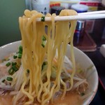 ラーメン　みそ伝 - 野菜みそラーメン麺リフト