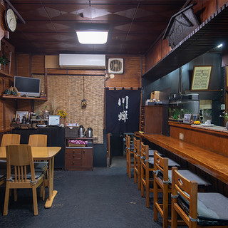 町の風景に馴染む名店。来客を迎えるのは昔ながらの寛いだ空間