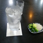 Hourakutei - レモンサワー 410円、漬物サービス