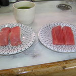 まわり寿司 正徳 - まぐろ（右）・まぐろ脂身（左）
