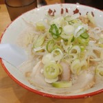 こってりらーめん なりたけ - 食べたのは「醤油らーめん」７３０円の脂ギタギタ。脂の量は、少なめ、普通、ギタギタから選べます。食券を渡すときに何も言わなければ「普通」になるそうです。ギタギタのおかげでスープが見えない(^^;