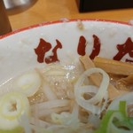 こってりらーめん なりたけ - 背脂チャッチャッので丼の縁も脂ギタギタ。スープはしいたけ風味が売りなのですが、この日のスープからは「しいたけ」が見えない(^^;デフォでもそこそこある刻みネギが、脂ギタギタを抑えてくれているかも。