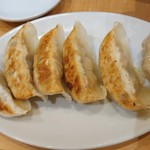 こってりらーめん なりたけ - らーめんを食べ始めてからしばらくして出てきた餃子は３５０円。津田沼時代は相当細かく挽かれた肉で、かじると熱い肉汁で口の中がえらいことに。さあ、アの悪夢再び！？