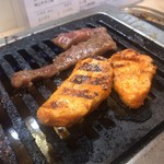 はつかの - サービスで出して下さった鶏塩ニンニク。お腹いっぱいじゃなきゃ絶対追加注文してました(笑)