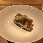 一碗水 - 琥珀星鰻(穴子の煮こごり、焼き万願寺と乳酸発酵させた青唐辛子と生姜)