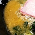 yokohamaiekeikumpuuya - 醤油が強めのスープ。