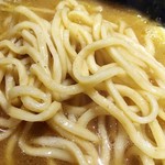 yokohamaiekeikumpuuya - 麺は三浦家製麺の中太麺。