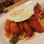 ポポラマーマ - 目玉焼きとソーセージのナポリタン