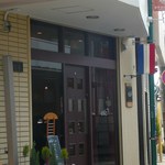 人気のバー　「Ｔｈｅ　Ｂａｎｋ」の斜め前