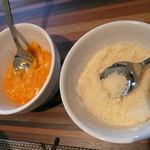 ete - ポアゾンに添えられたパプリカマヨネーズとパルミジャーノ