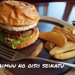 ザ バーガースタンド エウレカ サウスアベニュー - たまごとベーコンのハンバーガー
                                 フレンチフライとサラダのセットで