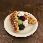 日暮館 - 小倉抹茶ワッフル ¥550
