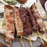 やきとりはうすまるちゃん - 焼鳥盛り合わせです　山葵と味噌が付いてくるのが面白い