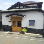 さんくるげ - 店構え。左に駐車場、右に駅。