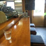 さんくるげ - カウンター席、調味料達が居ません！