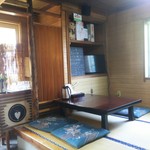 さんくるげ - 小上がり席はテーブル２つ。