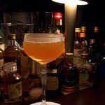 バーポラリス - ブロンクス。ジンとベルモットが、互いの香りを競い合うような華やかな一杯