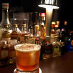 バーポラリス - メタルパンチ（オリジナルカクテル）。仙台名物のレゲパンに紅茶リキュールをプラス、ロックスタイルでガツンと