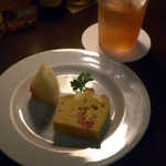 バーポラリス - チャームは、スモークサーモンのケークサレと、季節の桃