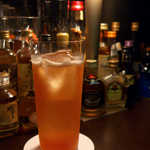 バーポラリス - ダージリンクーラー。紅茶リキュール・フランボワーズをキーとする、仙台発祥のカクテル