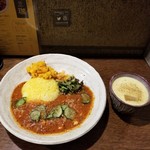 SPICY CURRY 魯珈 - 酸味で食欲増進！冷やしトマトカレー＋大根のウールガイとマンゴーラッシー