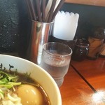麺処 秋もと - 薬味は一味唐辛子と酢だけ置いてあります