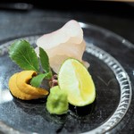 津の守坂 小柴 - 造り1　小倉（藍島）の雲丹　マコガレイ　藻塩　梅醤（うめびしお）