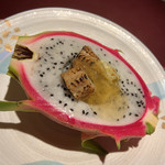 赤坂 渡なべ - ドラゴンフルーツ、蟹、煮穴子 大きなドラゴンフルーツ！蟹身と煮穴子にジュレ。 これが合うんです。ドラゴンフルーツは甘すぎず、キィウイみたいな粒々の種の食感がいい。 料理にも合うんですね。料理のジャマをしない味わい。 今人気上昇中のフルーツだそうです。食べごたえありました。夏バテによさそう。