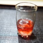 津の守坂 小柴 - 最初の口ゆすぎ（赤紫蘇ジュース）