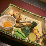 赤坂 渡なべ - 焼き物：鮎と河豚のアラの漬け焼き、枝豆 鮎は時間をかけて焼いているので、頭からすべていただけました。 わたなべさんの蓼酢は、一見緑茶かジュースのよう。 飲んでも美味しい蓼酢だそうです。本当に飲んでも美味しかったです。 そして今回のヒットは、河豚のアラの漬け焼き。上品は味わい。 骨付きなので、手でガブッと。豪快に。