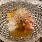 赤坂 渡なべ - 焼き茄子と牛シャブ　ポン酢のジュレ こちらも夏らしい料理。冷たく冷やした焼き茄子はとろとろ。 牛も美味しいです。ポン酢のジュレがさわやか。