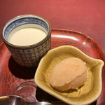 赤坂 渡なべ - 白桃のシャーベット、白いプリン 白桃のシャーベットもさわやか。白いコーヒープリンも美味しい。