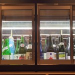 Asanoyakitorinihonshuten - コンパクトな日本酒用冷蔵庫