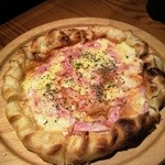 智慧 - サクサクパイ生地ピザ550円