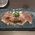 個室居酒屋 穏座 - A5黒毛和牛サーロイン炙り寿司。
            美味し。