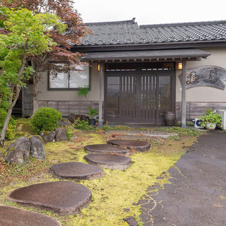 A space that combines a traditional Japanese atmosphere with casual modernity