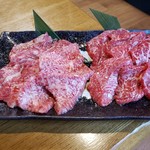 和牛 肉小僧 - 左　和牛焼(カルビ)　右　和牛モモ焼(ロース)