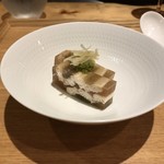 一碗水 - 琥珀星鰻(穴子の煮こごり、焼き万願寺と乳酸発酵させた青唐辛子と生姜)