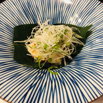 Akemi Zushi - "お魚を香味野菜とともに"
                        マグロが下にいます
