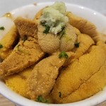 日本料理 TOBIUME - ②赤雲丹(福岡県柏原産)の冷製茶碗蒸し、長芋、海苔(佐賀県有明海産)入り、出汁ジュレ掛け
      立派なサイズの赤雲丹がてんこ盛り！
      美味しそう♪(´ρ`)