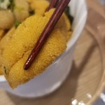 日本料理 TOBIUME - ②赤雲丹(福岡県柏原産)の冷製茶碗蒸し、長芋、海苔(佐賀県有明海産)入り、出汁ジュレ掛け
      舌の上に載せて5秒ホールド
      旬の赤雲丹は上品で爽やかな甘さ
      臭み、雑味など無縁の素晴らしさに悶絶！