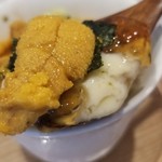 日本料理 TOBIUME - ②赤雲丹(福岡県柏原産)の冷製茶碗蒸し、長芋、海苔(佐賀県有明海産)入り、出汁ジュレ掛け
      赤雲丹と冷製茶碗蒸しを一緒に食べても当然ウマい！