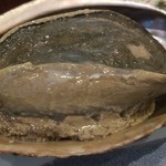 日本料理 TOBIUME - ③黒鮑(福岡県柏原産)
      6時間蒸した黒鮑は見るからに軟らかく、美味しそうです♪